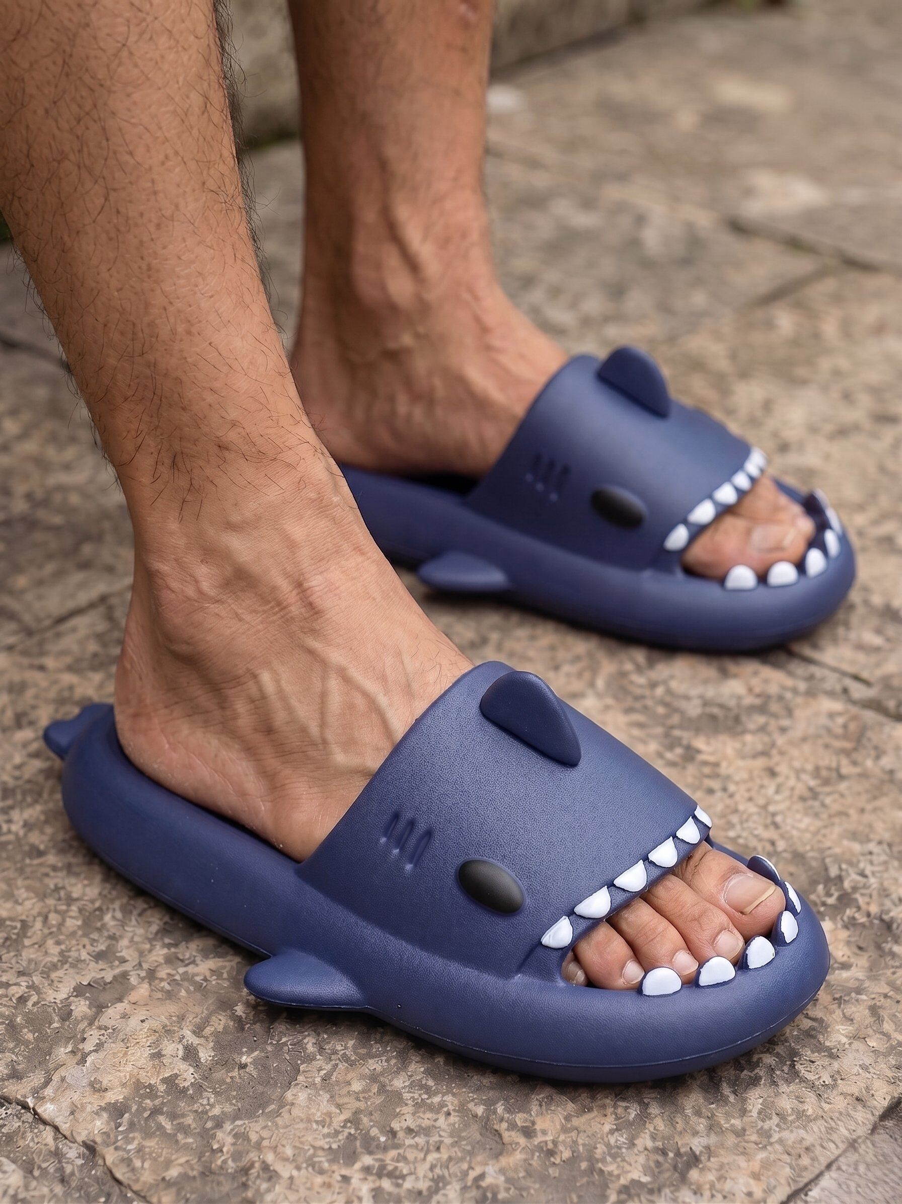 Grossista BEAVITA SHOES - Ciabatte da mare in gomma a forma di squalo