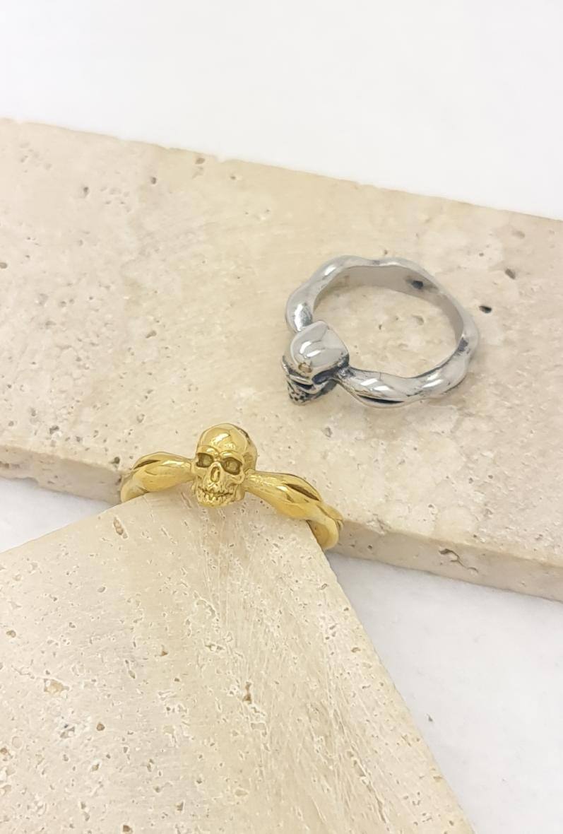 Grossista Bijoussimo - Anello in acciaio ondulato con teschio da uomo