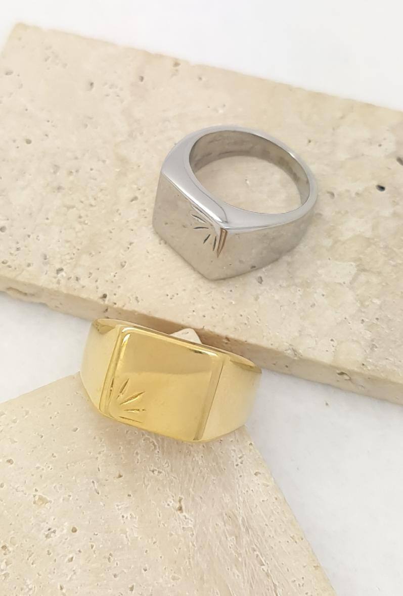Grossista Bijoussimo - Anello in acciaio da uomo con parte superiore liscia rettangolare e incisione floreale