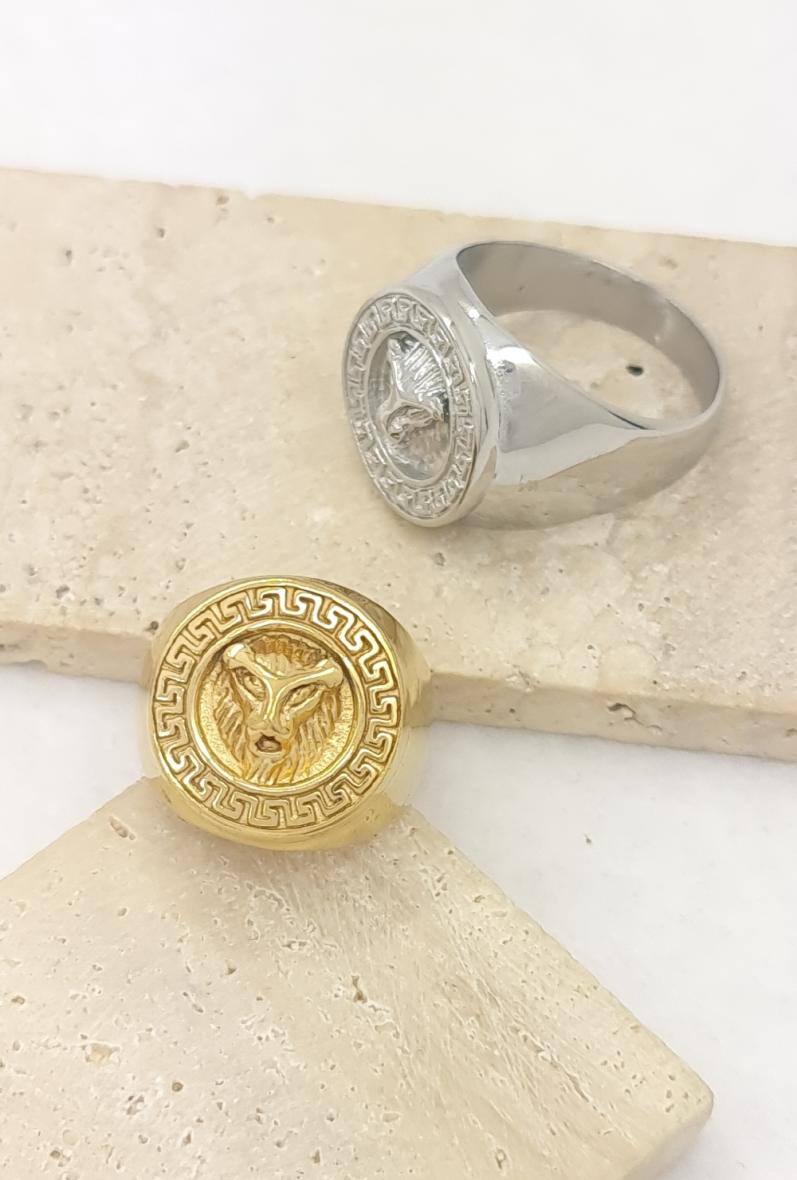 Grossista Bijoussimo - Anello in acciaio da uomo con testa di leone e motivo greco