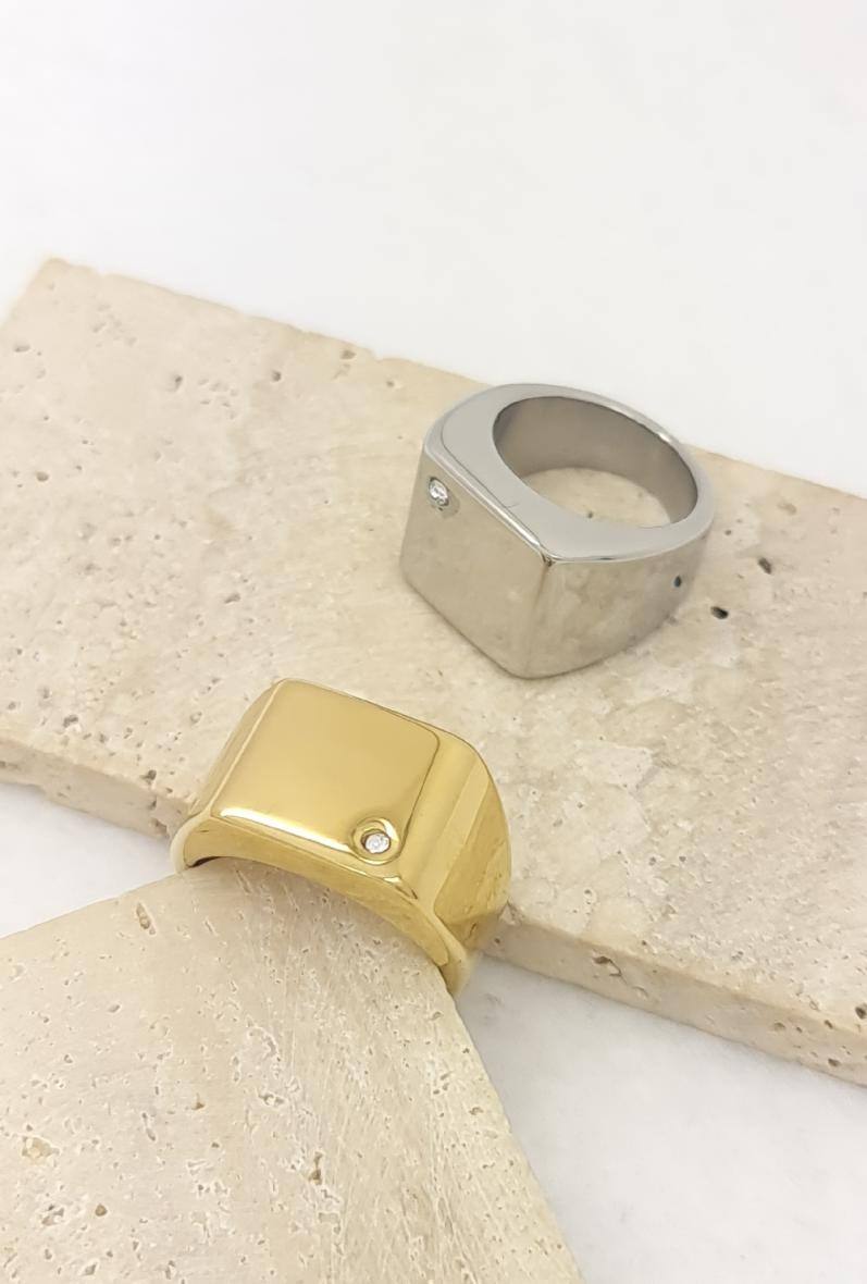 Grossista Bijoussimo - Anello in acciaio da uomo con superficie liscia e strass