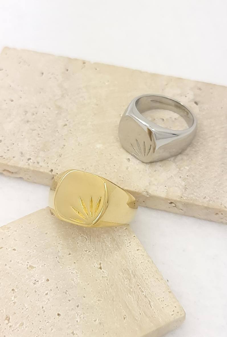 Grossista Bijoussimo - Anello in acciaio da uomo con superficie liscia e incisione floreale