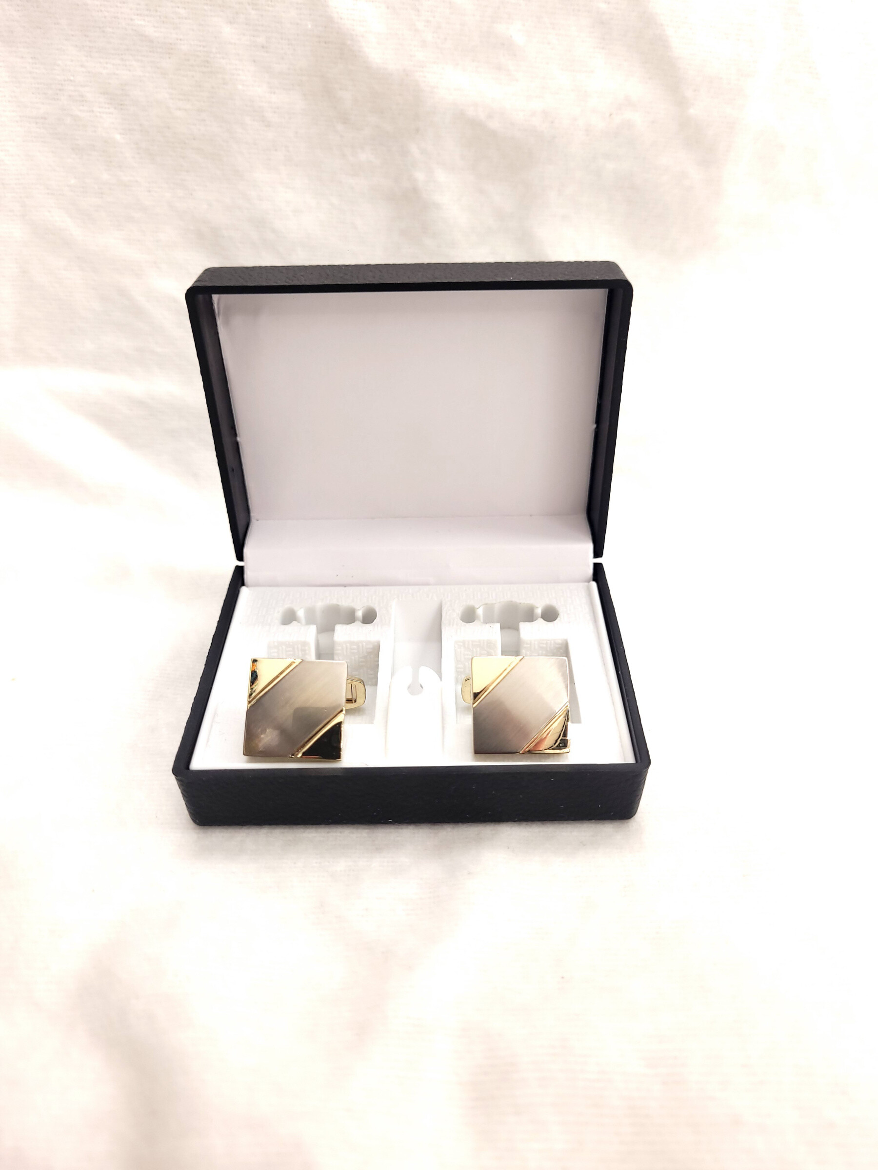 Wholesaler Bijoussimo - Silver and gold cufflink with box