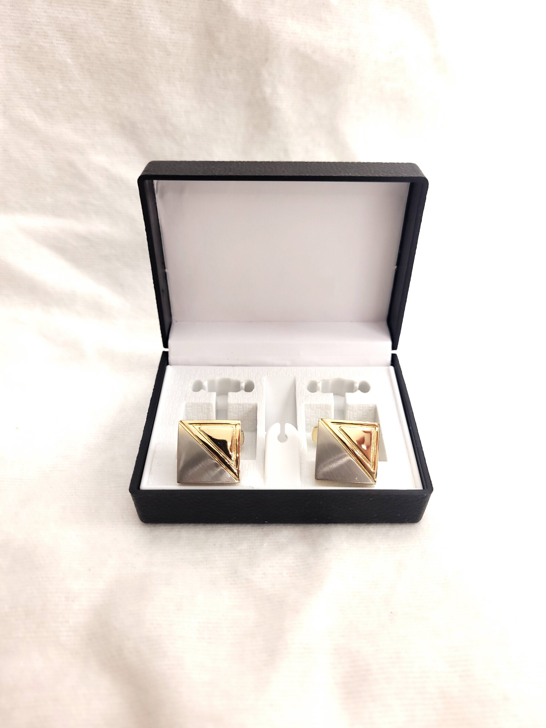 Wholesaler Bijoussimo - Silver and gold cufflink with box