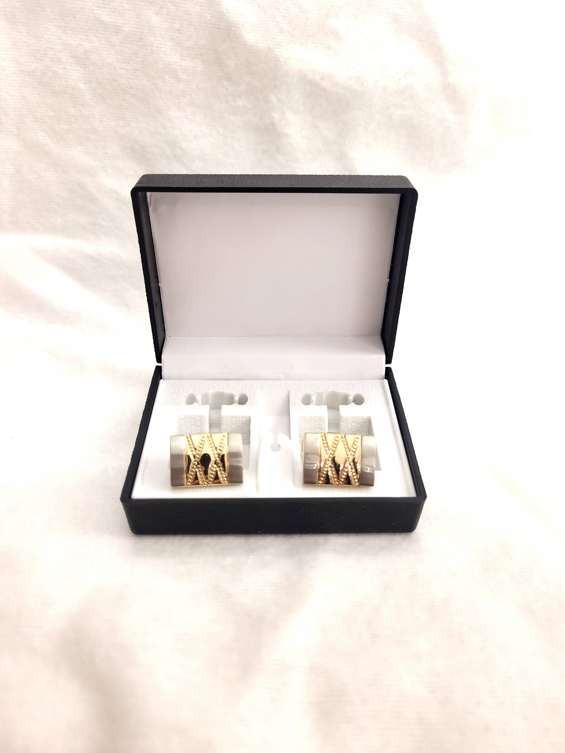 Wholesaler Bijoussimo - Silver and gold cufflink with box