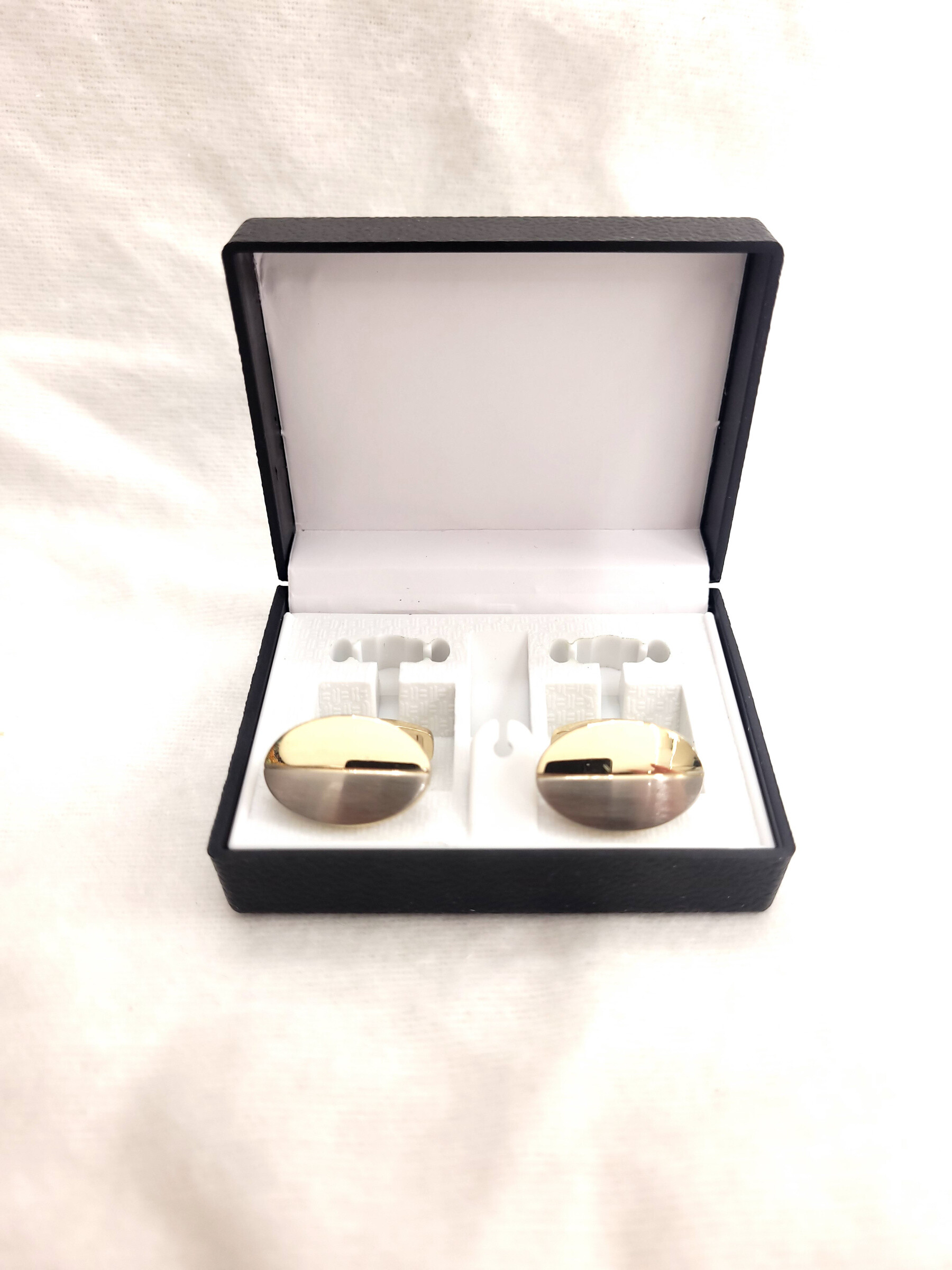 Wholesaler Bijoussimo - Silver and gold cufflink with box