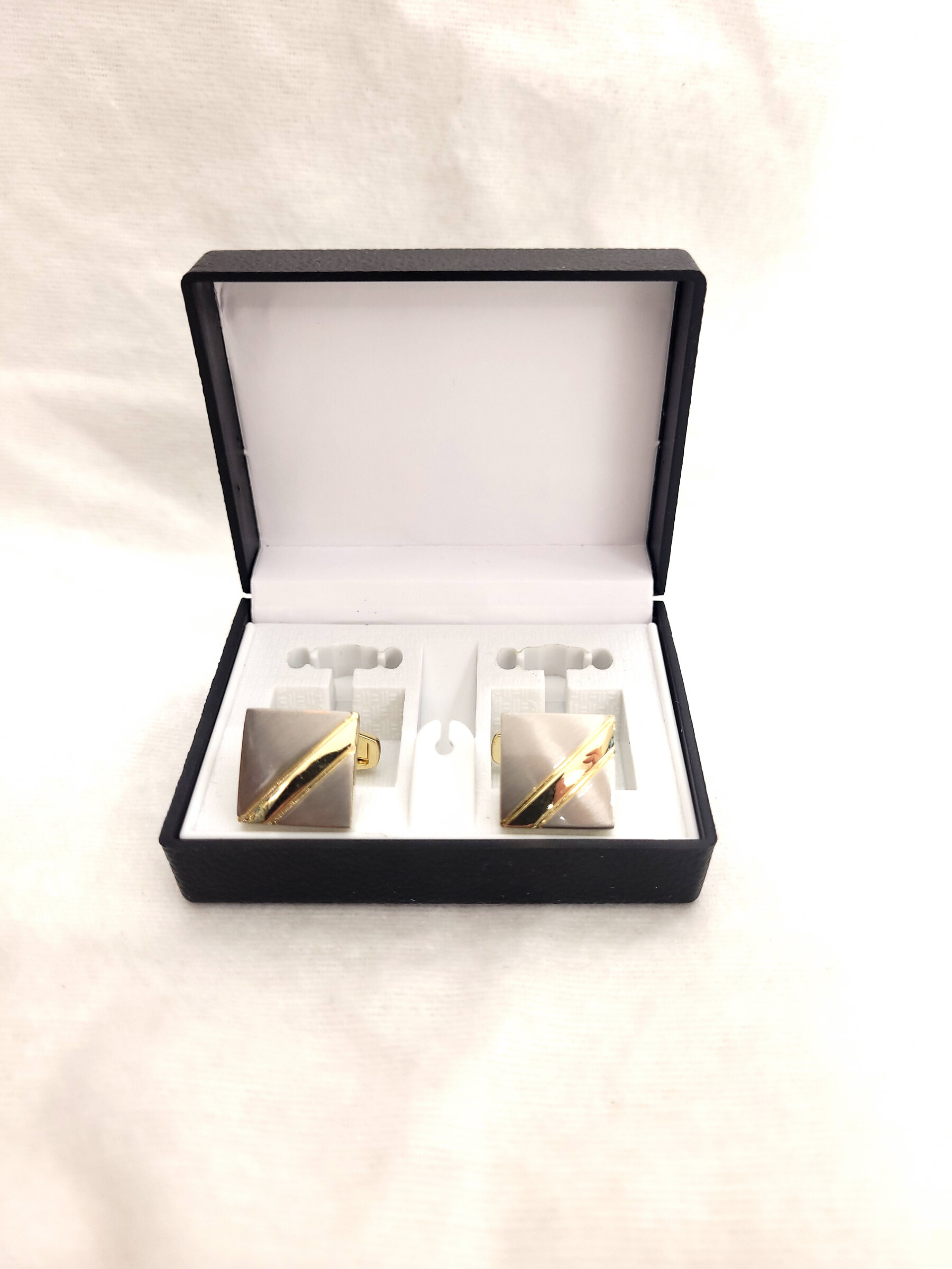 Wholesaler Bijoussimo - Silver and gold cufflink with box