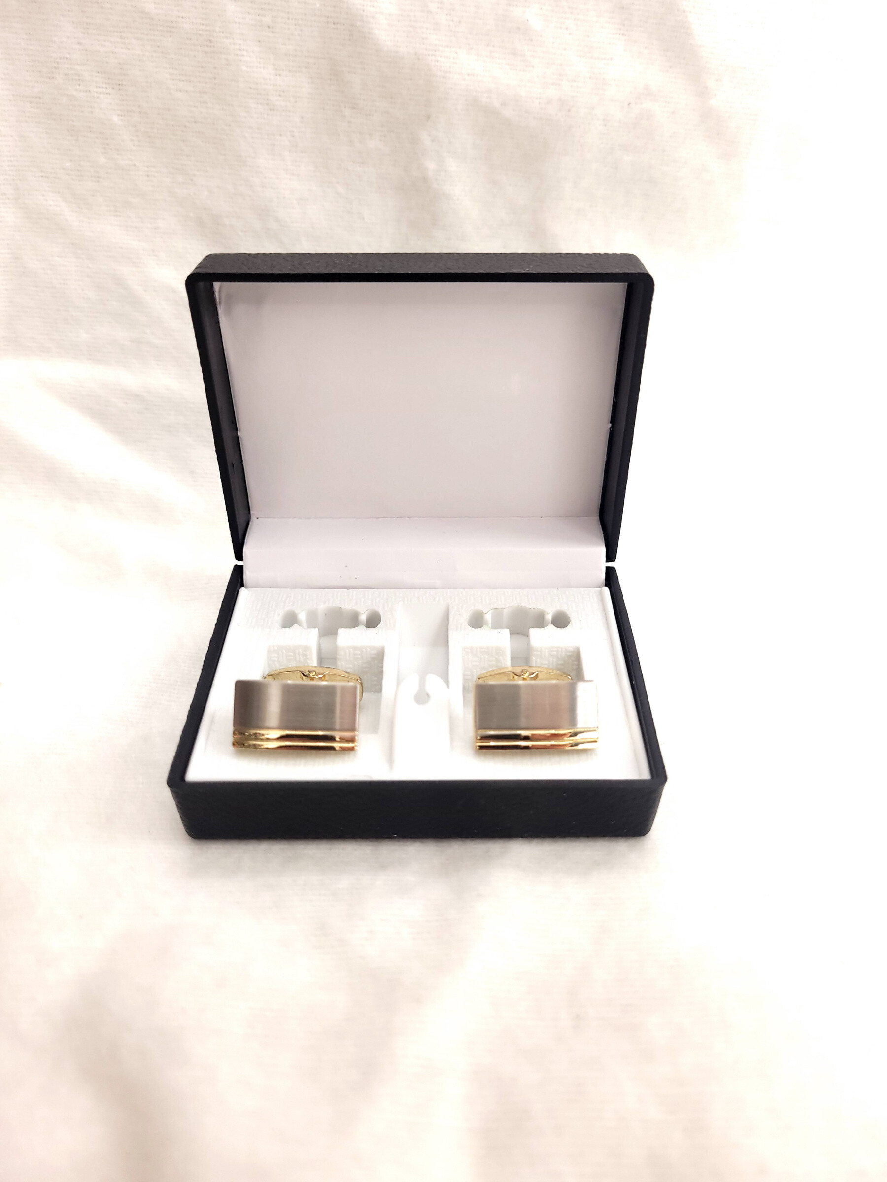 Wholesaler Bijoussimo - Silver and gold cufflink with box