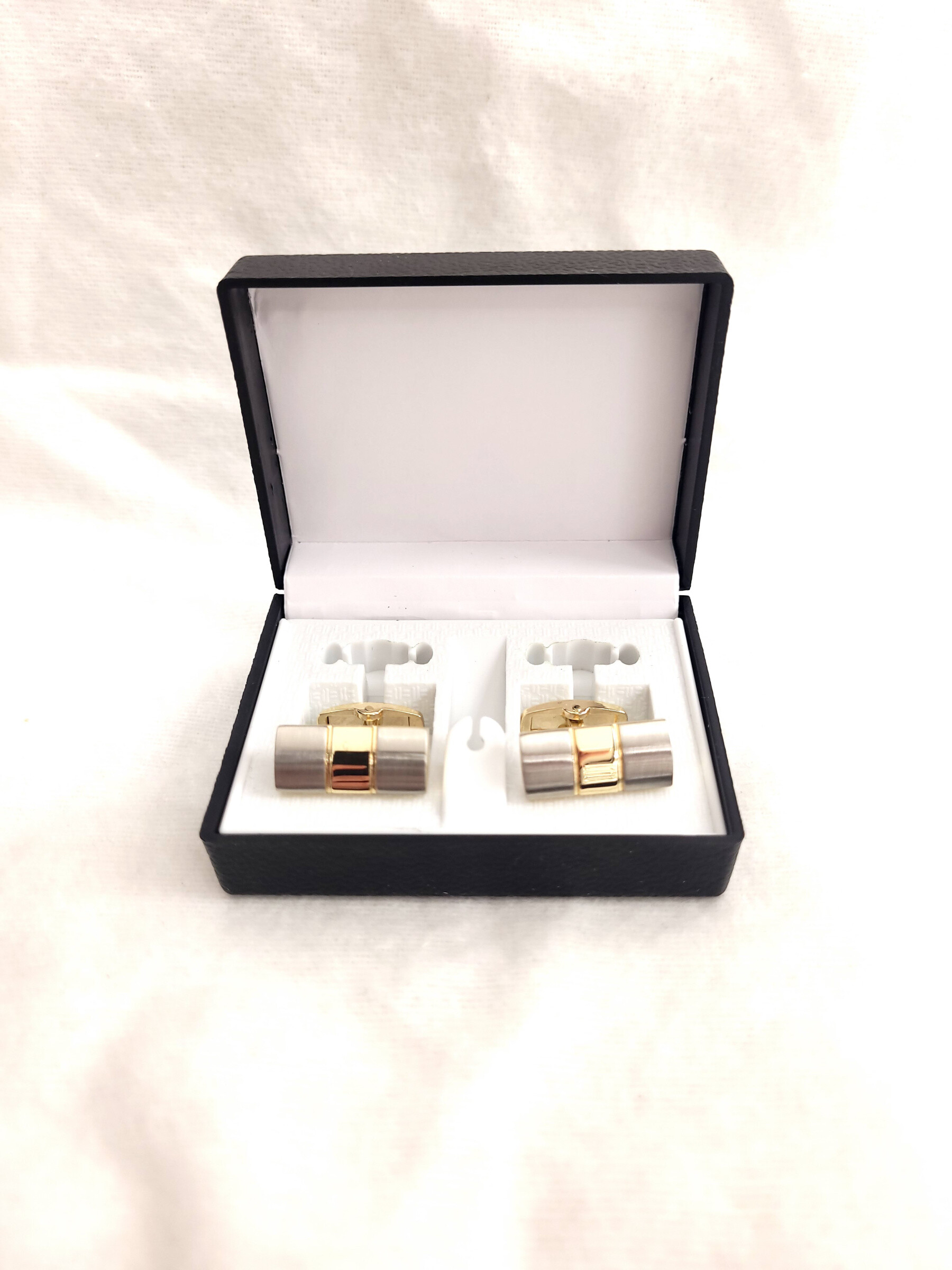 Wholesaler Bijoussimo - Silver and gold cufflink with box