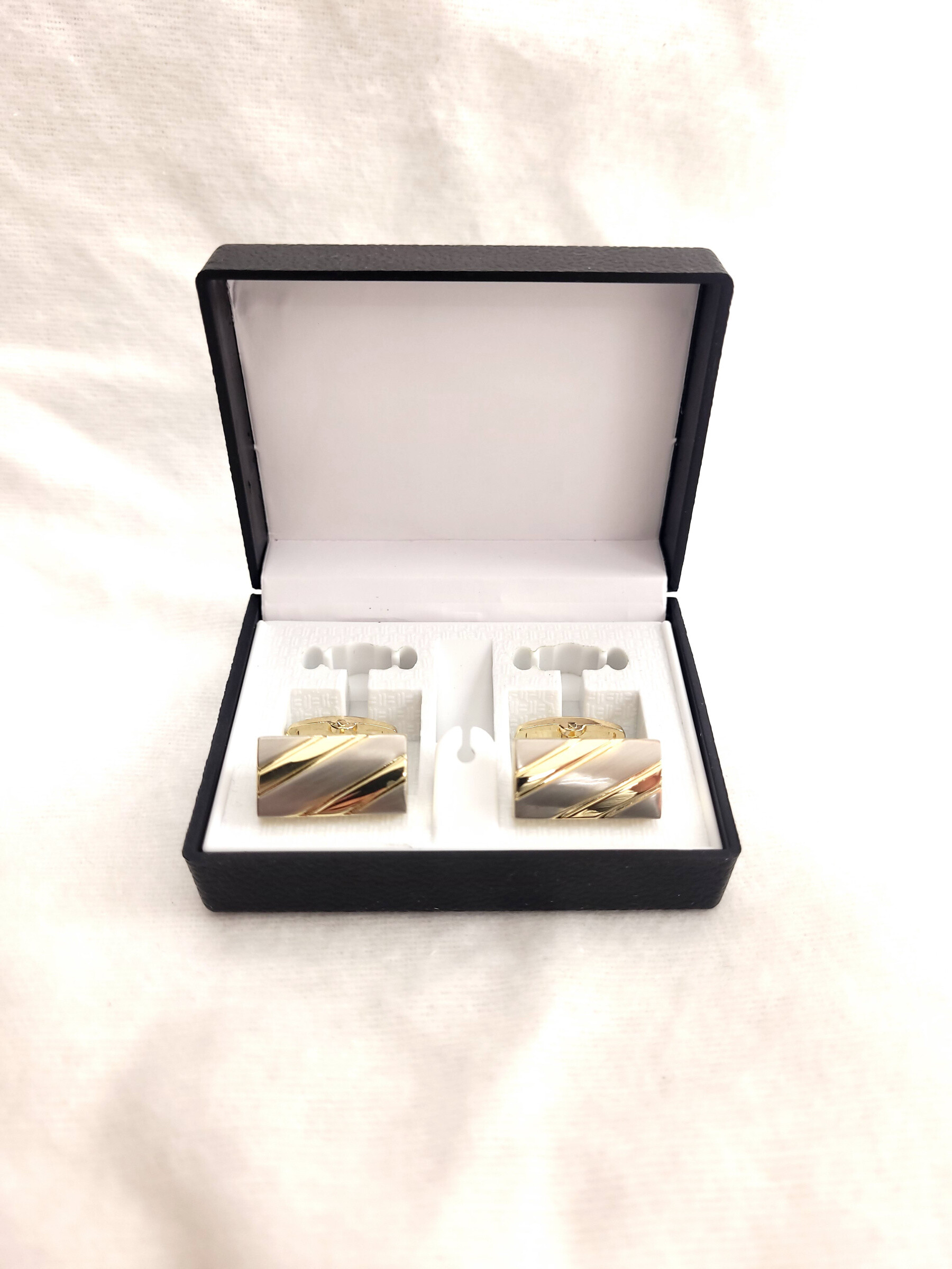 Wholesaler Bijoussimo - Silver and gold cufflink with box
