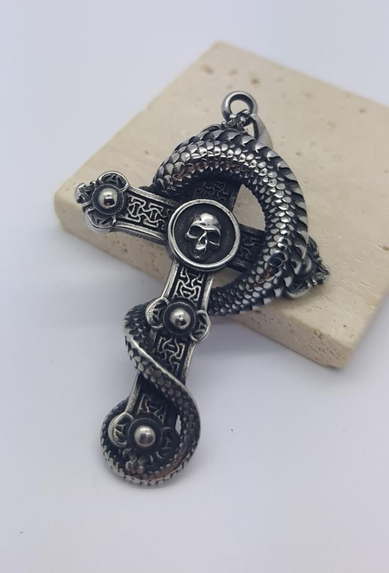 Grossiste Bijoussimo - Pendentif acier croix crâne dragon enroulé