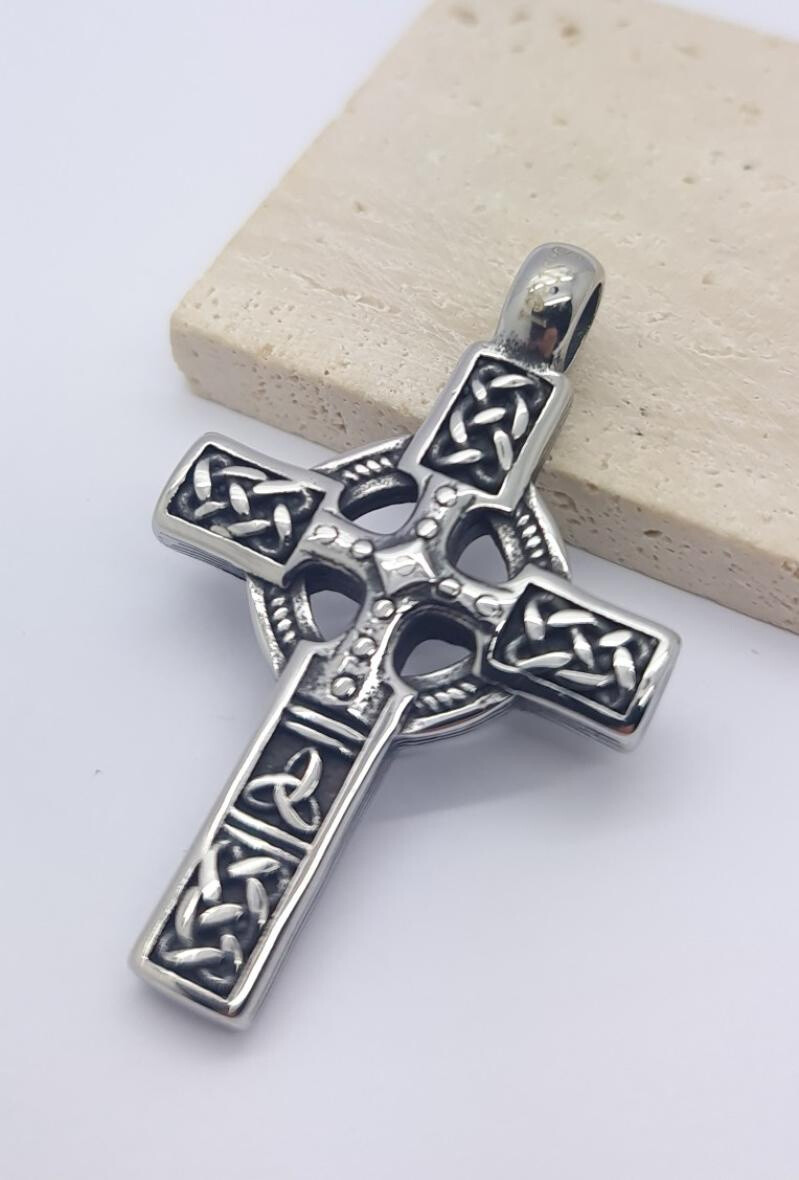Grossiste Bijoussimo - Pendentif acier croix et cercle motifs celtiques