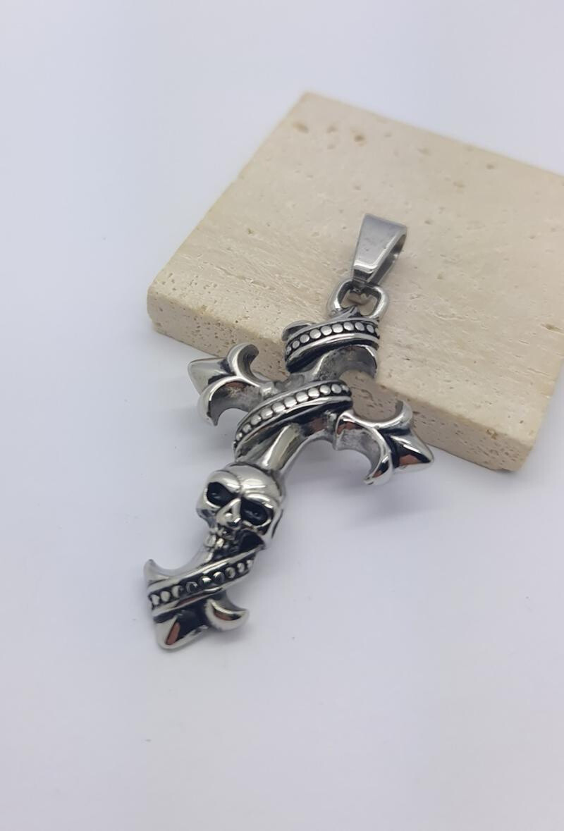 Grossiste Bijoussimo - Pendentif acier croix avec crâne et fleurs de lys