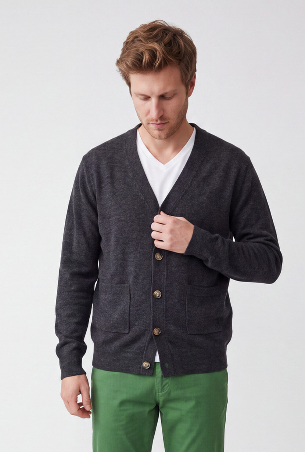 Grossista C&jo - Cardigan classico con scollo a V, abbottonato, tasche applicate, maniche lunghe, 2 fili