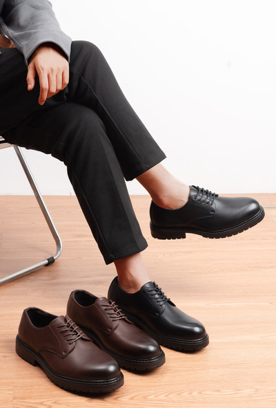 Großhändler C'M Homme - Klassische Glattleder-Derbys mit Commando-Sohle Großhändler C'M Homme - Klassische Glattleder-Derbys mit Commando-Sohle
