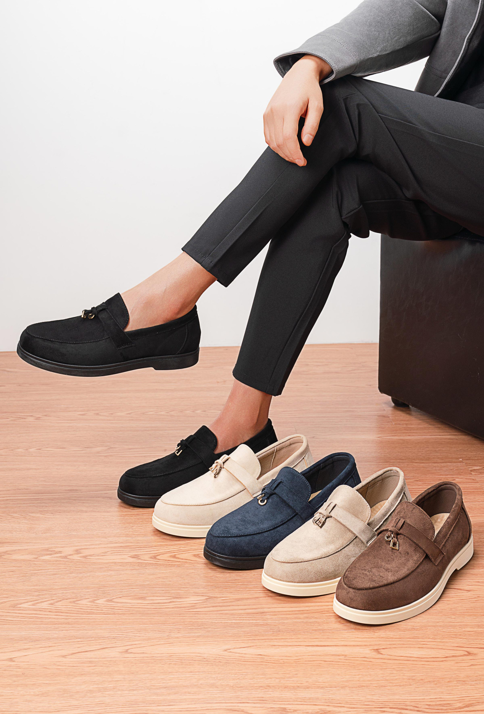 Großhändler C'M Homme - Moderne Herren-Loafer mit Quasten – Schuhe aus synthetischem Wildleder mit dekorativem Riemen