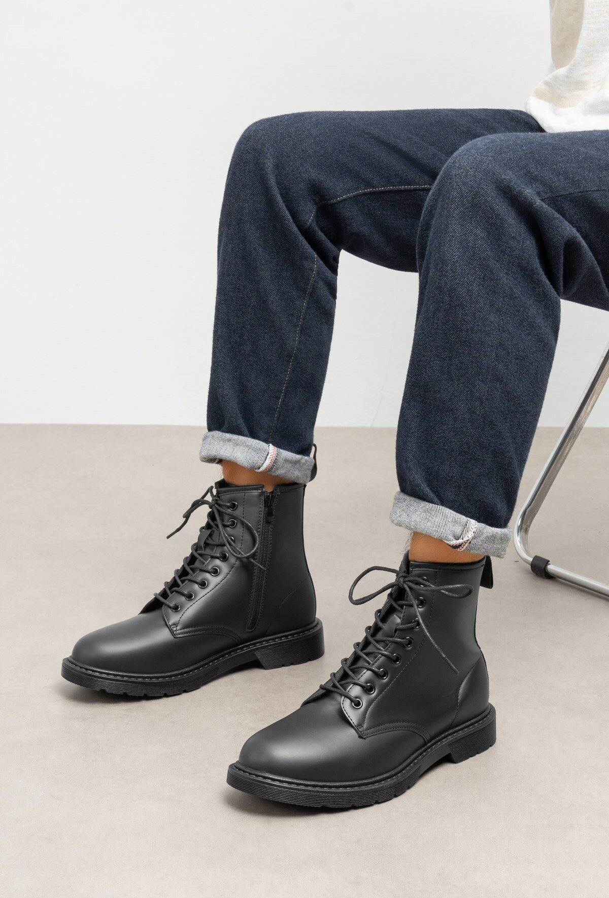 Wholesaler C'M Paris - High lace-up boots with lug sole