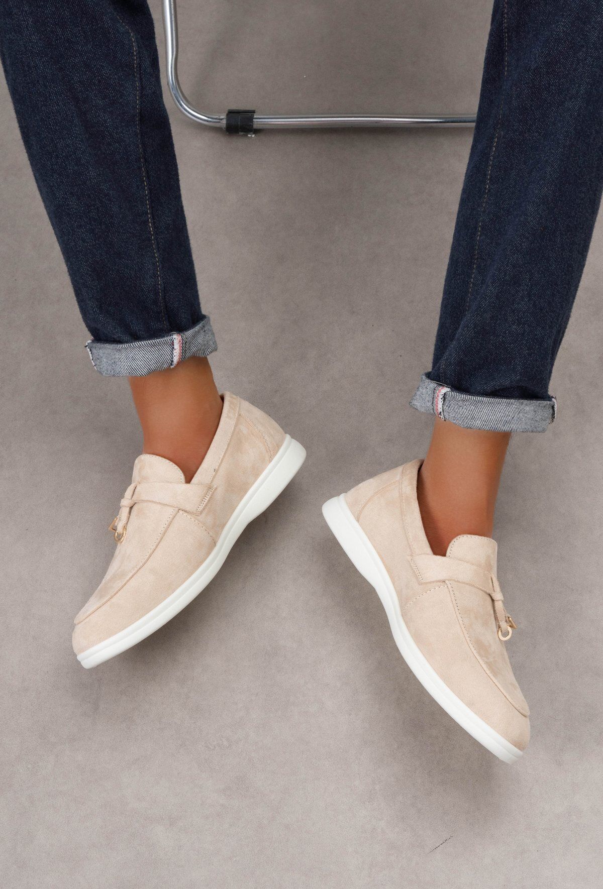 Grossiste C'M Paris - Mocassins en suédine à mors métallique et semelle blanche