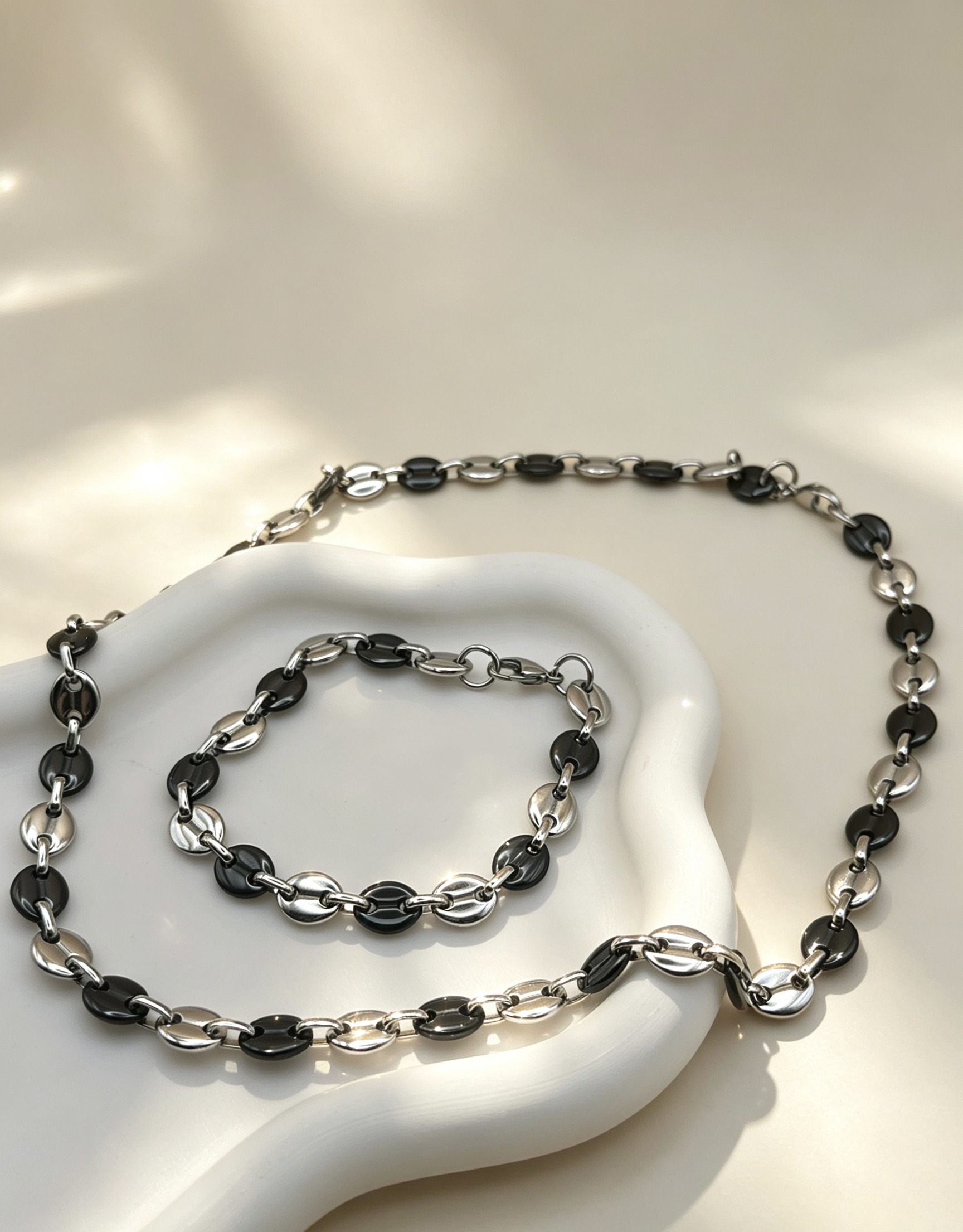 Grossista Ceramik - Set Collana e Bracciale in Acciaio Inossidabile — Maglie a Chicco di Caffè Bicolore 9MM (Argentato & Nero)