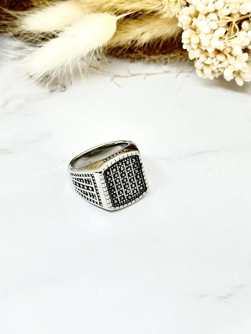 Grossiste Ceramik - Bague acier inoxydable chevalier motif carré peitit strasse
