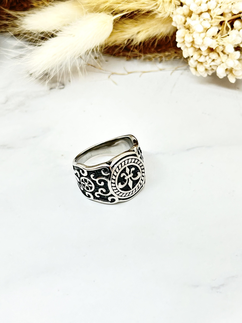 Grossiste Ceramik - Bague acier inoxydable chevalier motif carré fleur De lys