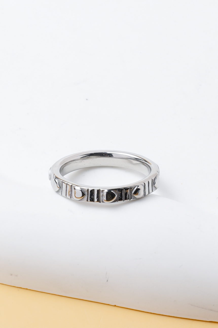 Grossista Ceramik - Anello da uomo in acciaio inossidabile con motivo a borchie incise – colore argento – taglie US 7–12 (FR 54–64)