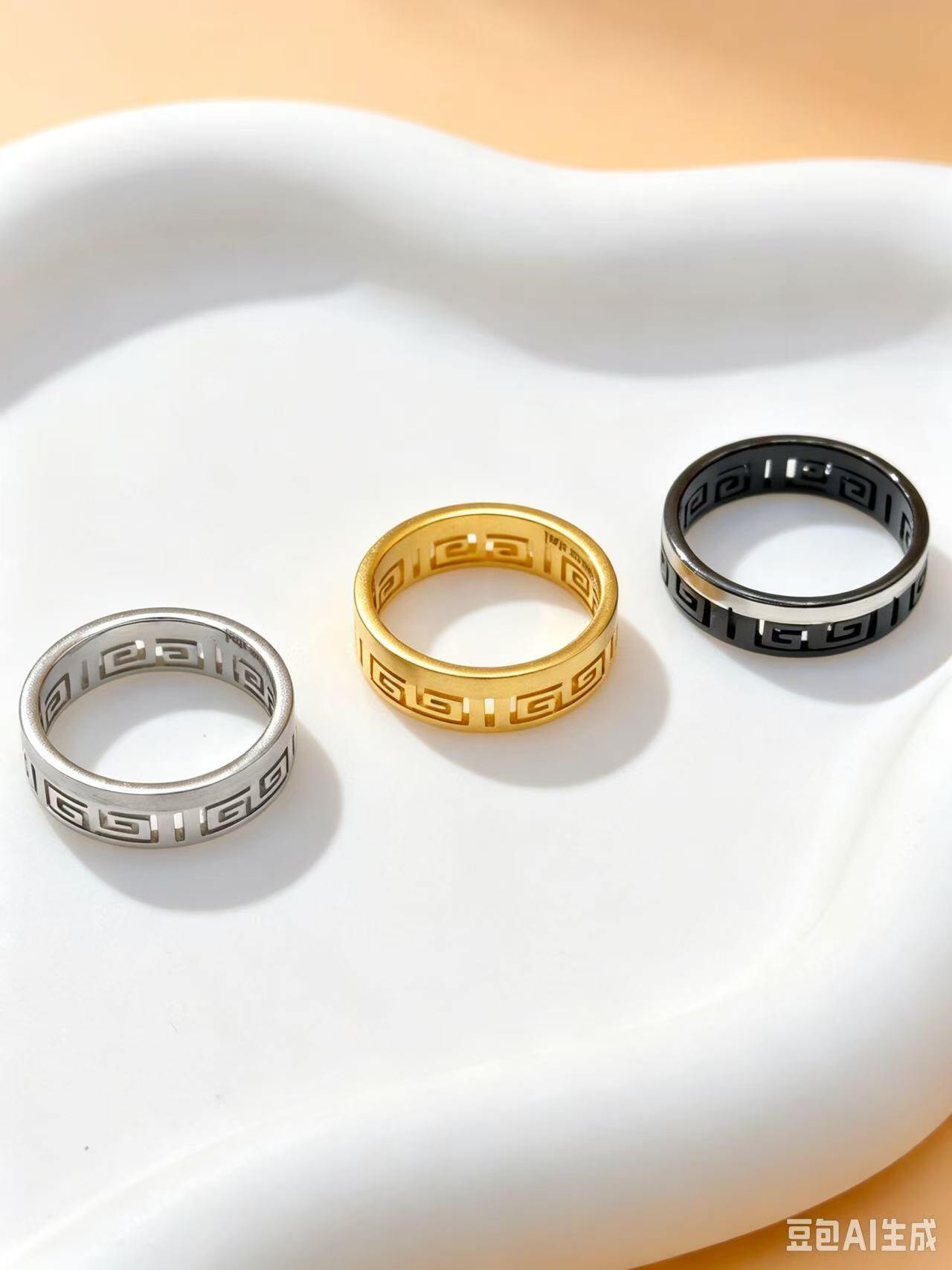 Grossiste Ceramik - Bague à découpe motif grec acier inoxydable, 3 coloris or / argent / noir | Modèle unisexe