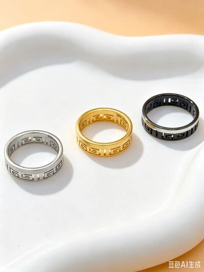 Grossiste Ceramik - Bague à découpe motif grec acier inoxydable, 3 coloris or / argent / noir | Modèle unisexe Grossiste Ceramik - Bague à découpe motif grec acier inoxydable, 3 coloris or / argent / noir | Modèle unisexe