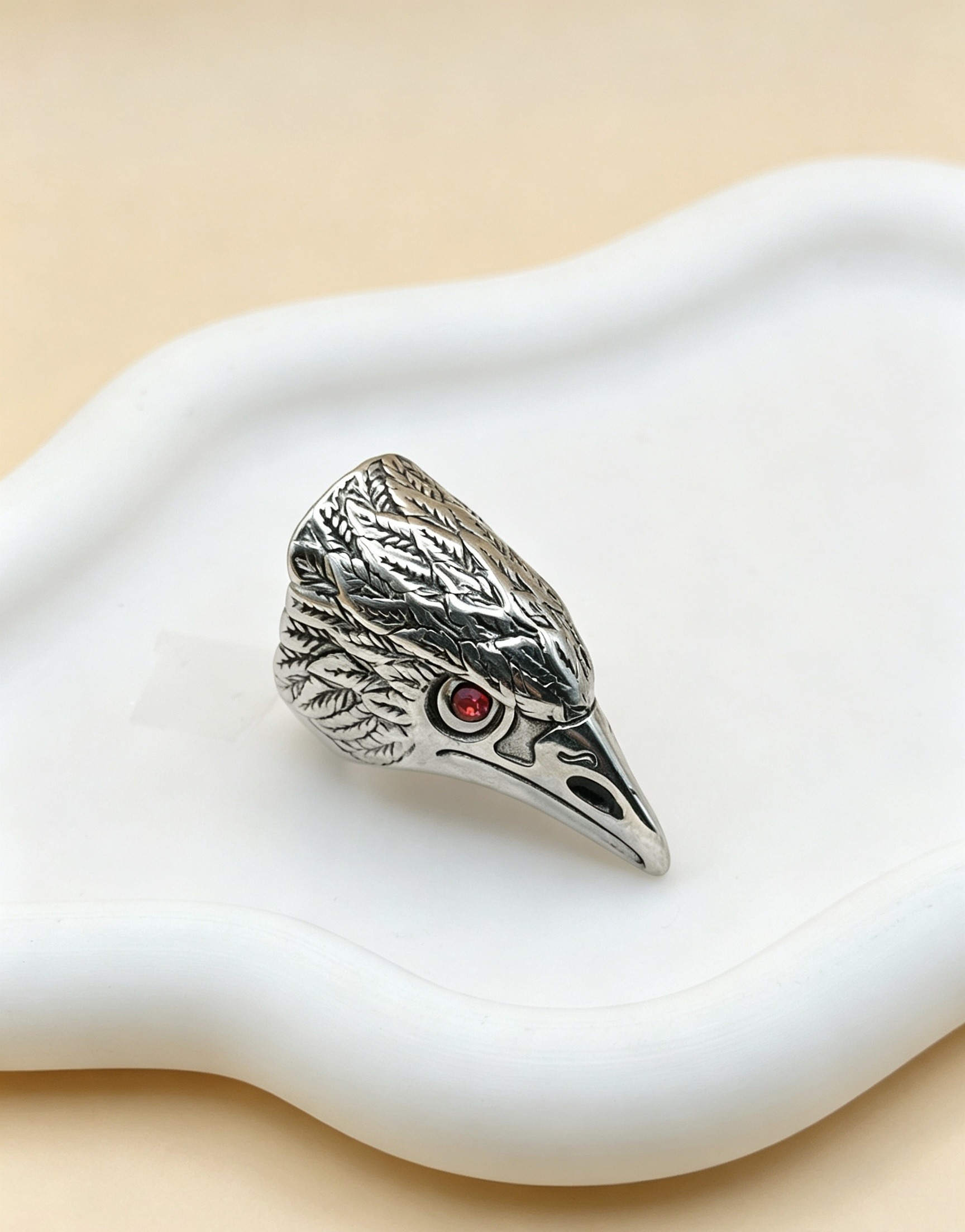 Großhändler Ceramik - Gotischer Raben-Schädelring aus Edelstahl & Rote Augen
