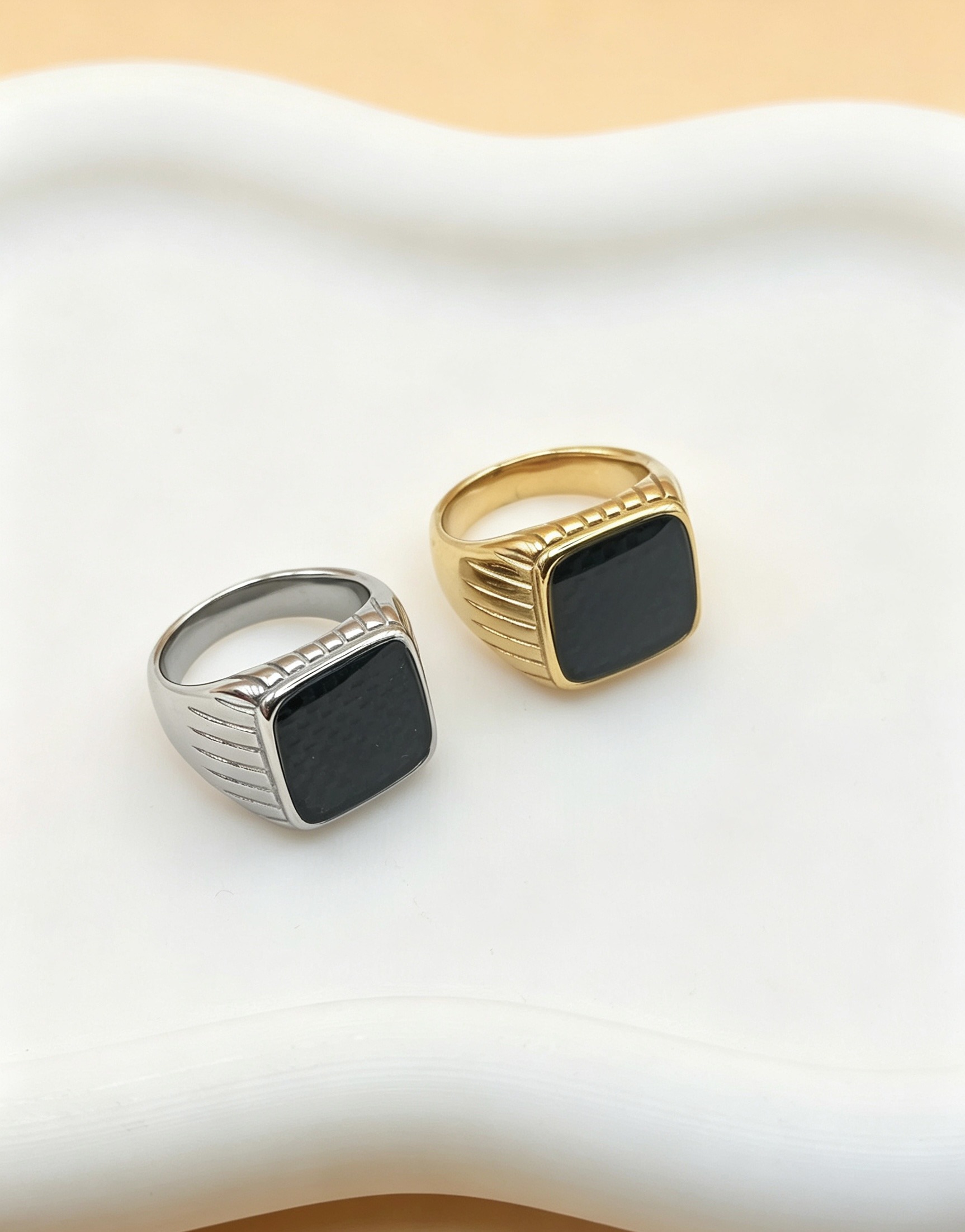 Grossiste Ceramik - 🖤 Bague chevalière pierre noire – Dorée ou Argentée