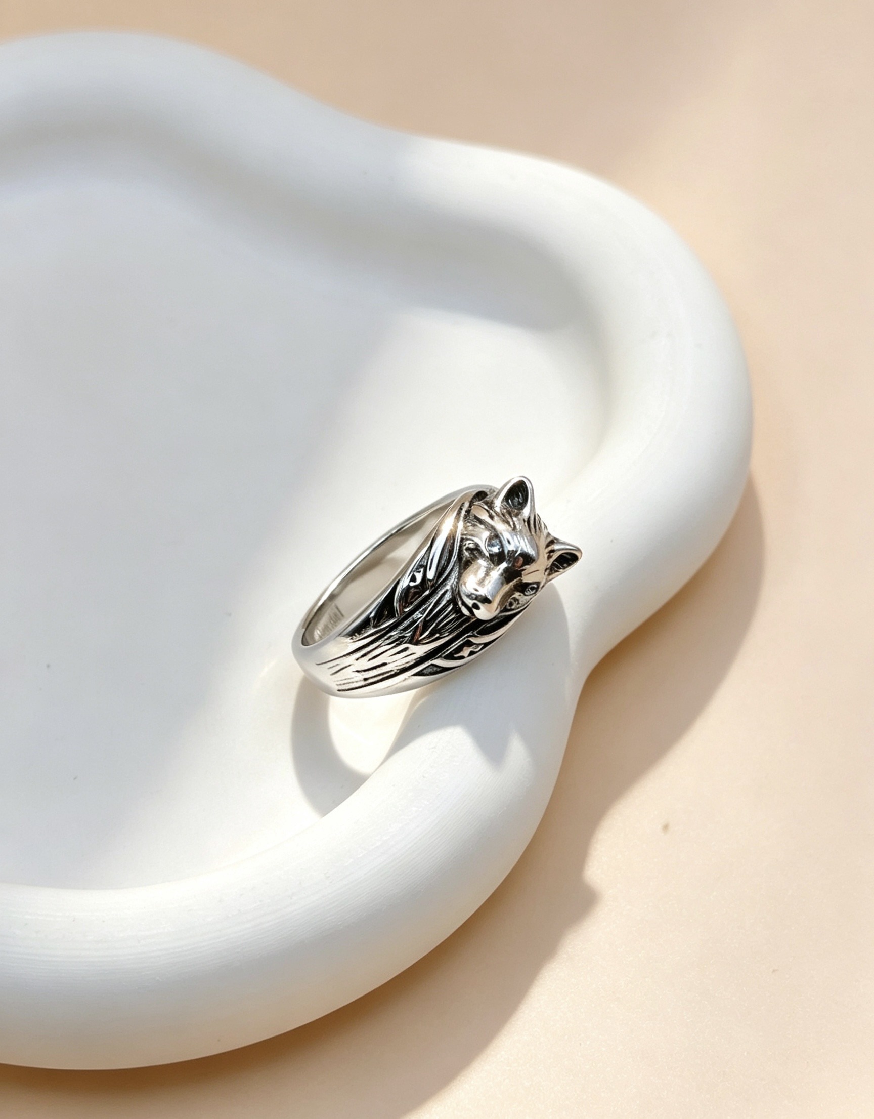 Mayorista Ceramik - Anillo de acero inoxidable — Diseño de cabeza de lobo tallada (plata envejecida) [Tallas 7 a 12]