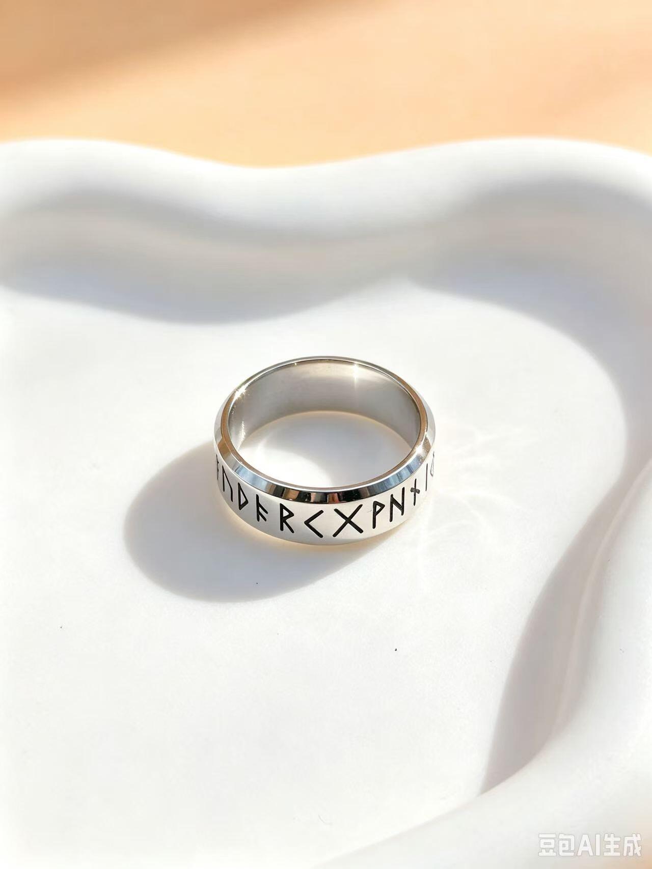 Grossista Ceramik - Anello con rune nordiche in acciaio inossidabile argentato | Modello vichingo unisex