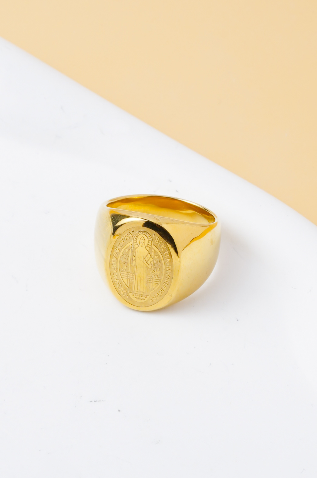 Großhändler Ceramik - Herrenring aus Edelstahl mit religiösem Medaillon – goldfarben – Größen US 7–12 (FR 55–67)