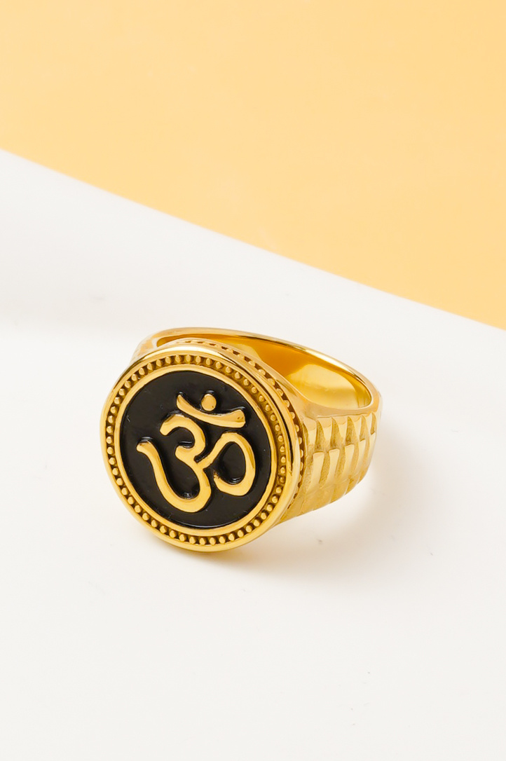Großhändler Ceramik - Herrenring Om-Symbol – Vergoldeter Edelstahl (Größe US 7-13 / FR 54-69)