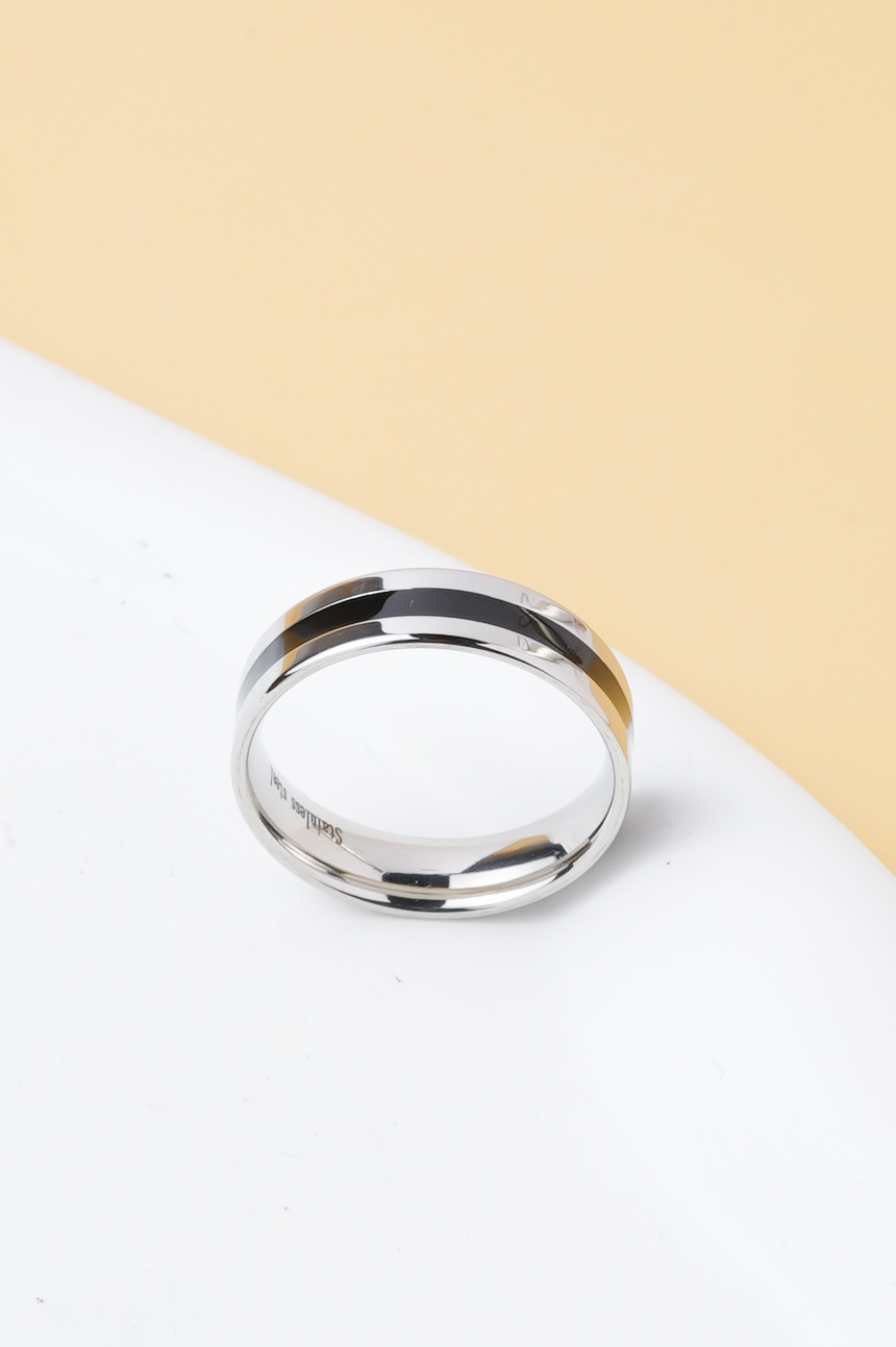 Grossista Ceramik - Anello uomo in acciaio inossidabile bicolore con linea nera – colore argento e oro – taglie US 6–14 (FR 52–72)