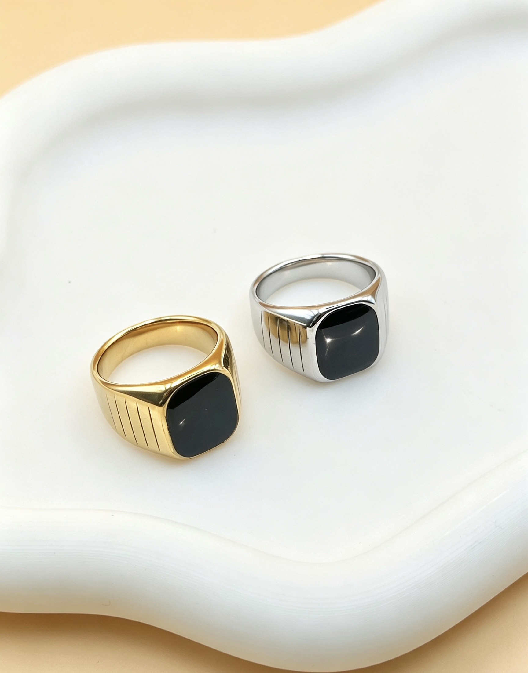 Grossiste Ceramik - Chevalière Carrée Onyx Noir & Rayures Ciselées : L'Élégance Moderne (Or ou Argent)