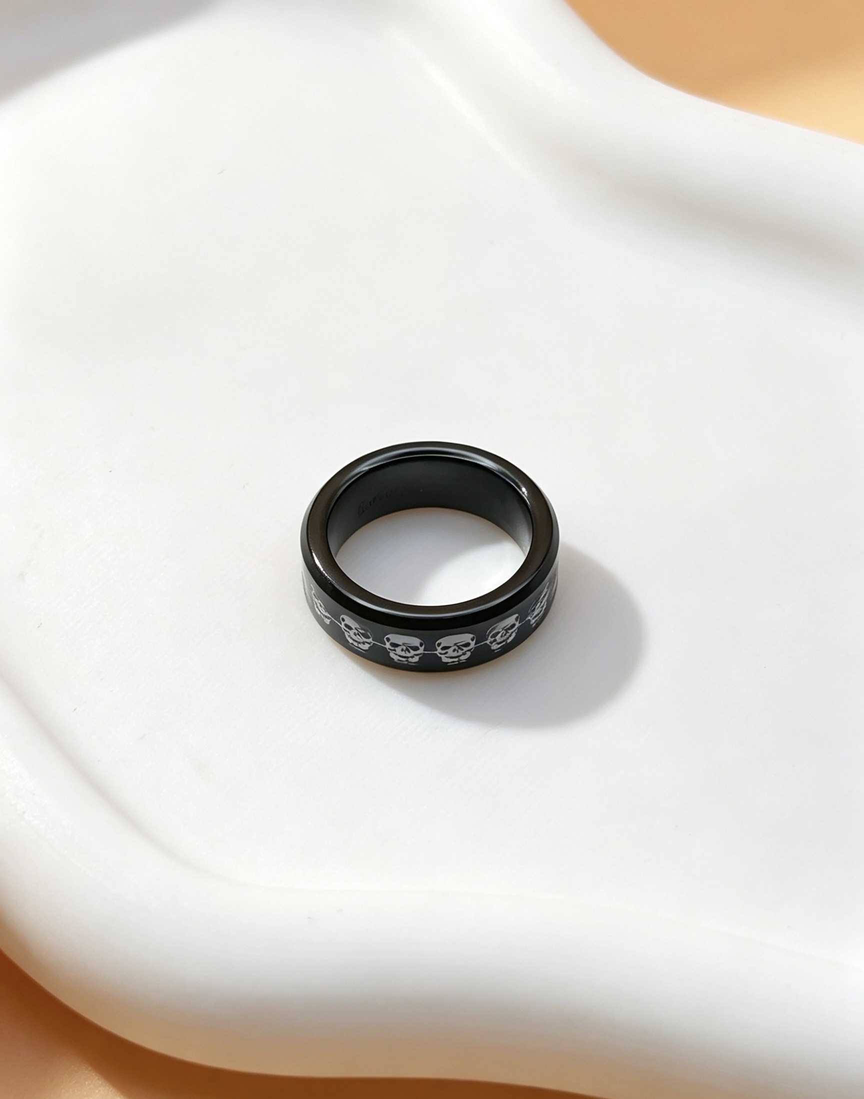 Grossiste Ceramik - Bague Anneau Noir Têtes de Mort en Acier Inoxydable : L'Esprit Gothic Rock