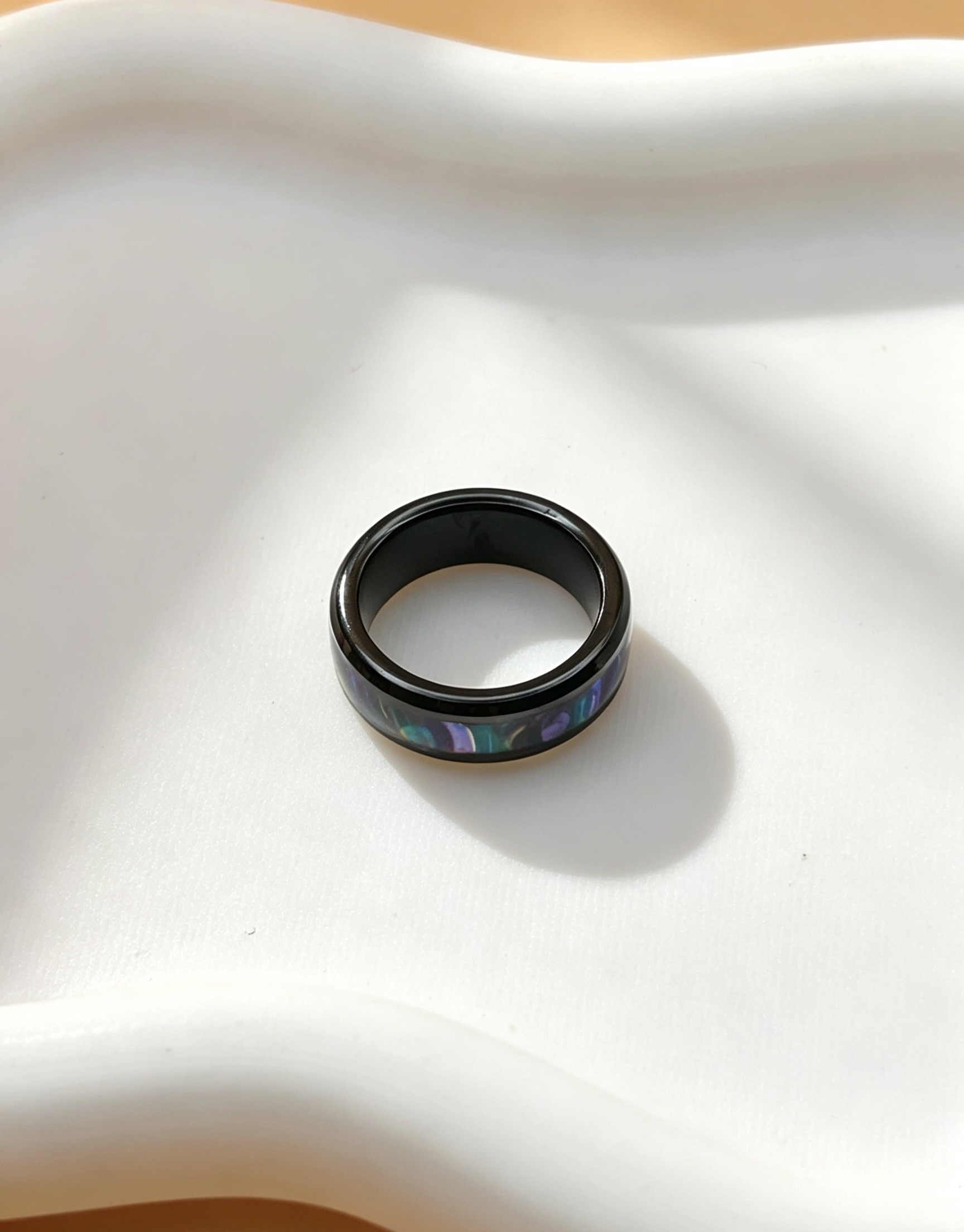 Grossiste Ceramik - Bague Anneau Noir & Nacre d'Abalone Iridescente : L'Élégance Mystique