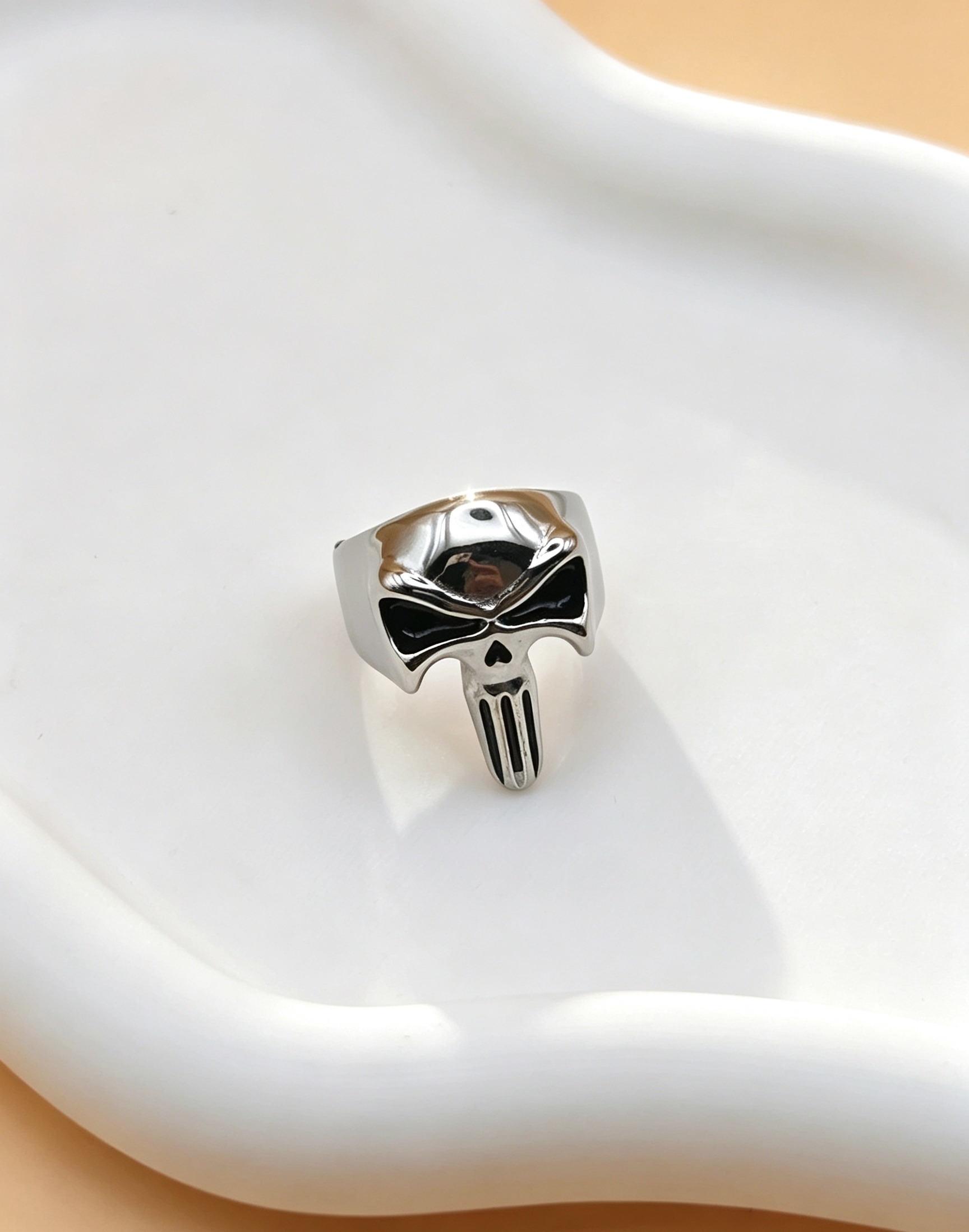 Grossiste Ceramik - Bague Tête de Mort Punisher en Argent Poli : L'Esprit Vigilante