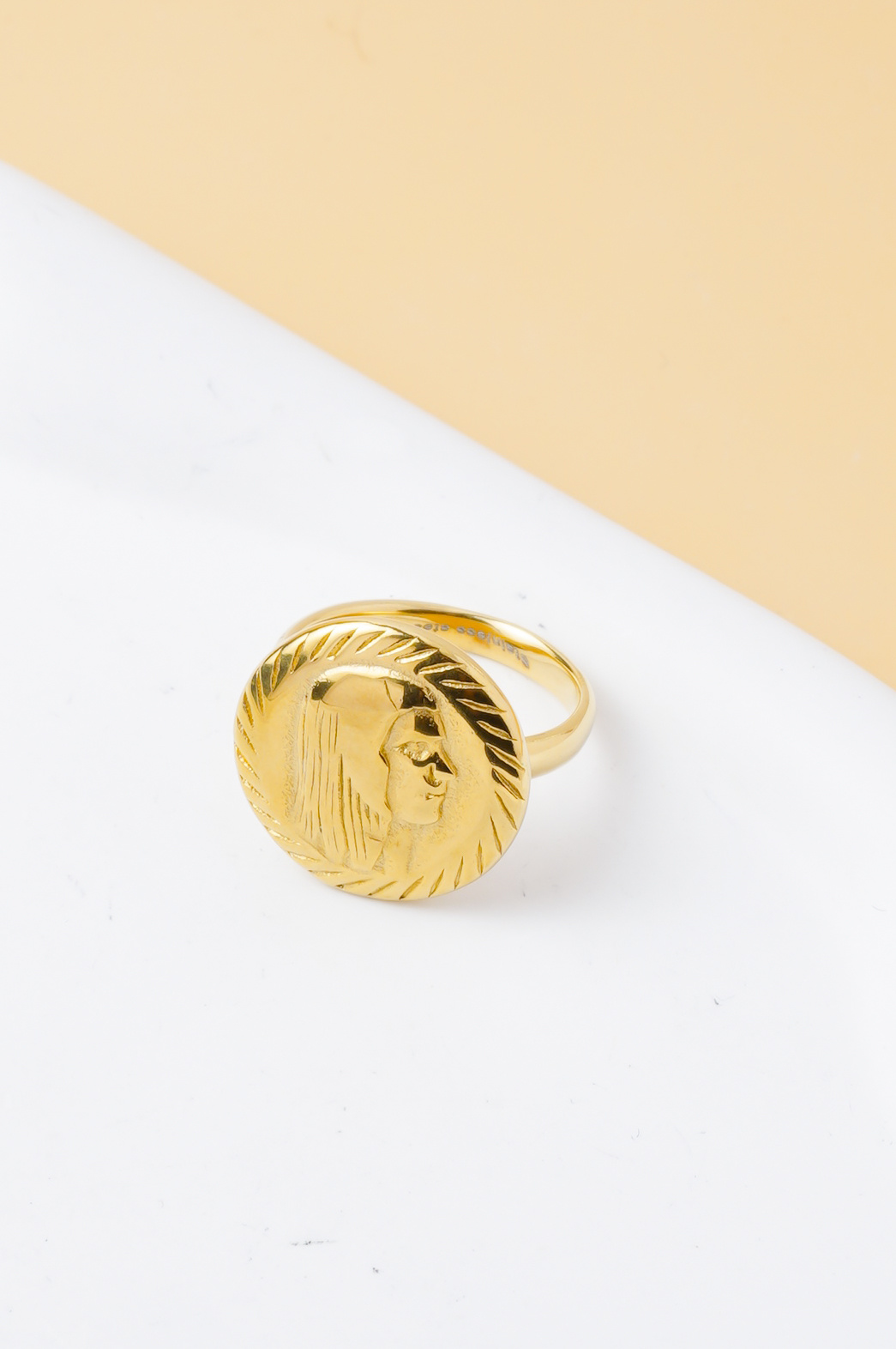 Wholesaler Ceramik - Men's stainless steel ring with engraved face medallion – gold color – sizes US 6–10 (FR 52–62)