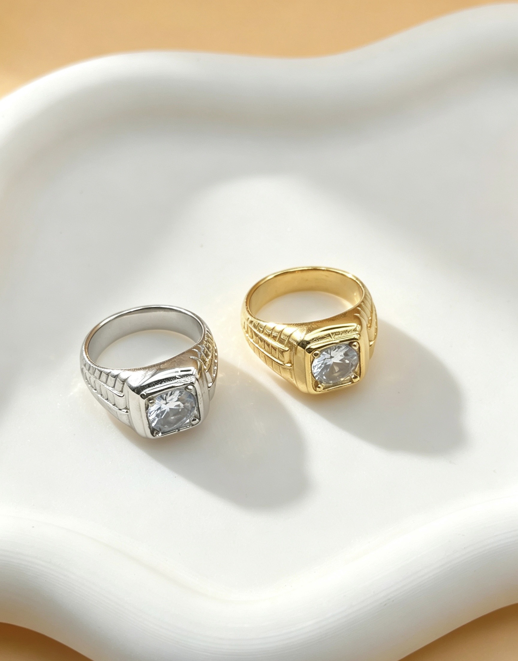Grossiste Ceramik - Chevalière Solitaire Zirconium Carré & Flancs Gravés : L'Élégance Royale (Or ou Argent)