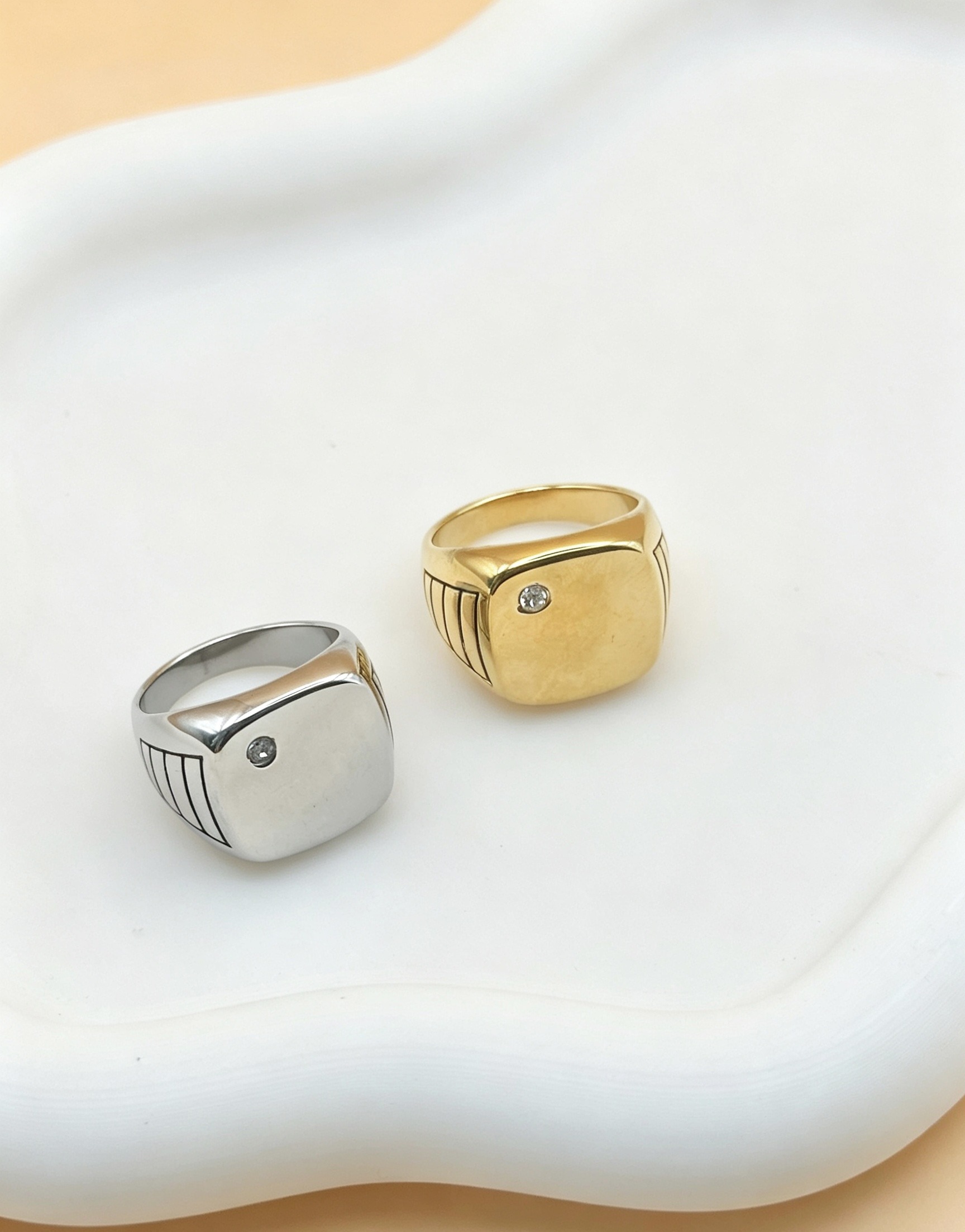 Grossiste Ceramik - Chevalière Carrée Métal Polie & Oxyde de Zirconium : L'Élégance Discrète (Or ou Argent)