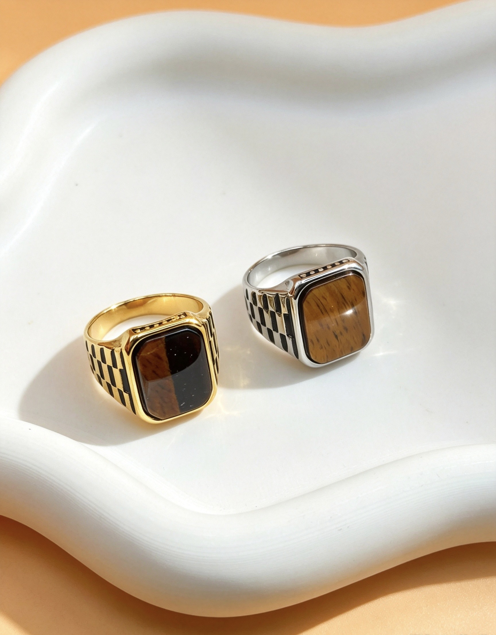 Grossiste Ceramik - Chevalière Pierre Œil de Tigre & Flancs Damier : L'Élégance Naturelle (Or ou Argent)