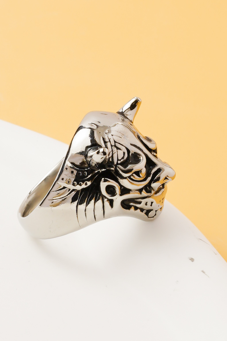 Wholesaler Ceramik - Men's stainless steel ring with a dragon head design, symbolizing strength and protection. A bold and detailed piece of jewelry, perfect for asserting a unique style.