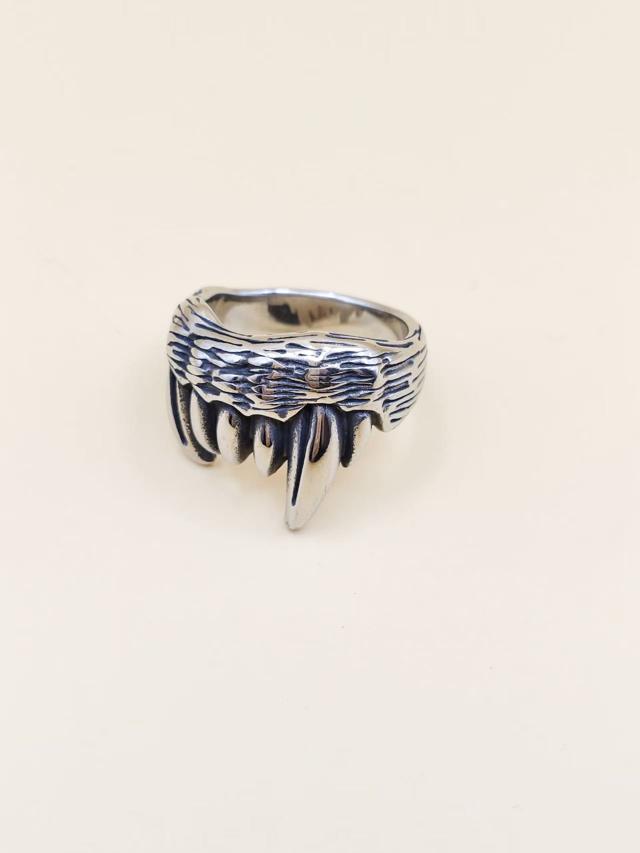 Wholesaler Ceramik - Men's claw ring in stainless steel – 1.5 cm face – Sizes 7 to 14 (FR 55–71) Wholesaler Ceramik - Men's claw ring in stainless steel – 1.5 cm face – Sizes 7 to 14 (FR 55–71)