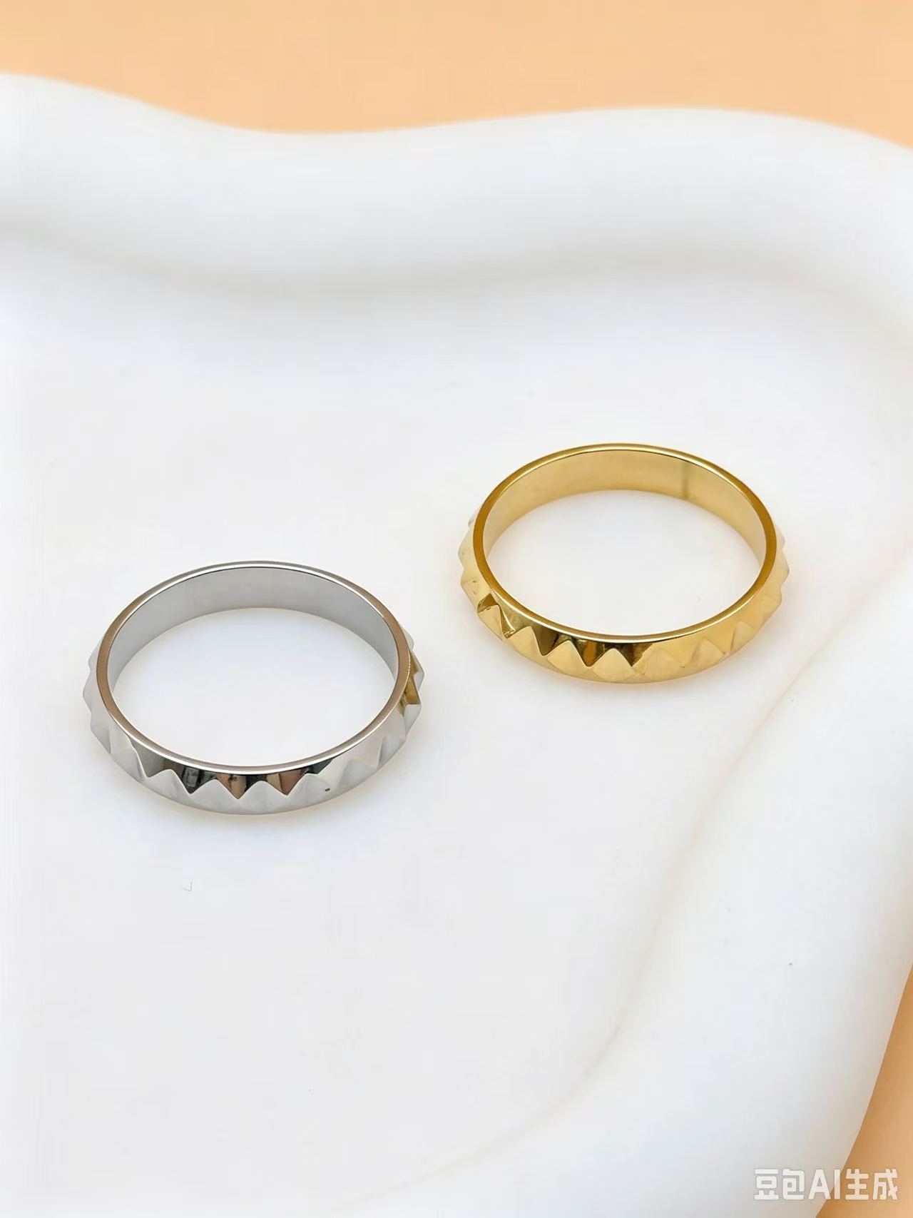 Grossiste Ceramik - Bague à crêtes triangulaires acier inoxydable, deux coloris or et argent | Modèle unisexe minimaliste Grossiste Ceramik - Bague à crêtes triangulaires acier inoxydable, deux coloris or et argent | Modèle unisexe minimaliste