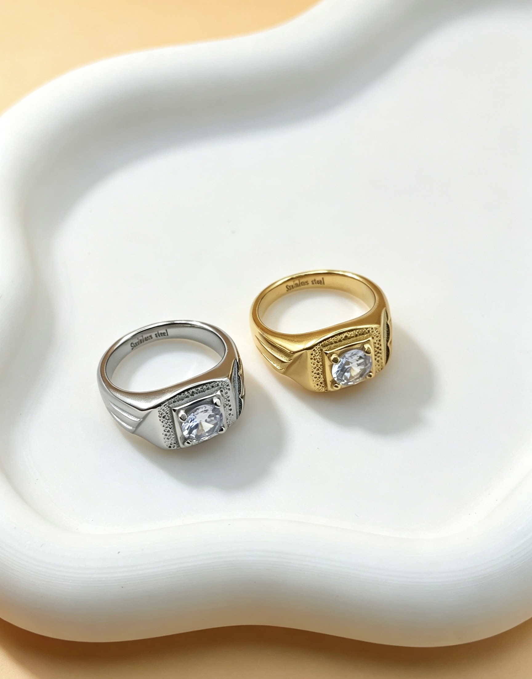 Grossiste Ceramik - Chevalière Solitaire Zirconium Carré en Acier : L'Élégance Royale (Or ou Argent)