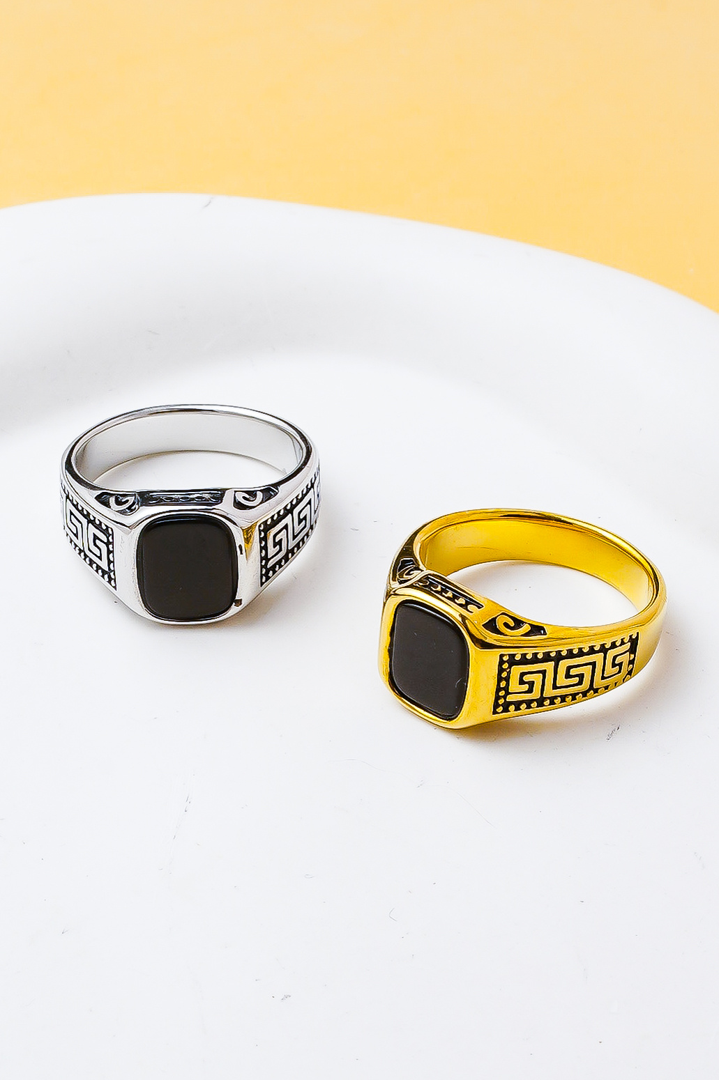 Grossista Ceramik - Anello Uomo in Acciaio Inossidabile con Pietra Nera – Disponibile in Argento o Oro – Taglie US 4-12 / FR 47-67