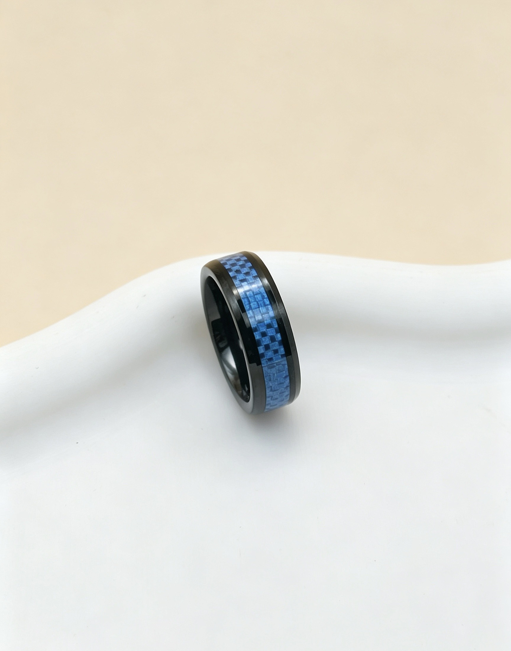 Großhändler Ceramik - Herrenring aus schwarzem Stahl mit blauem Carbonfaser-Muster