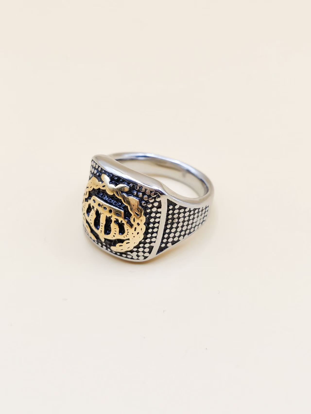 Wholesaler Ceramik - Men's crown ring in stainless steel – 2 cm face – Sizes 9 to 13 (FR 60–70) Wholesaler Ceramik - Men's crown ring in stainless steel – 2 cm face – Sizes 9 to 13 (FR 60–70)